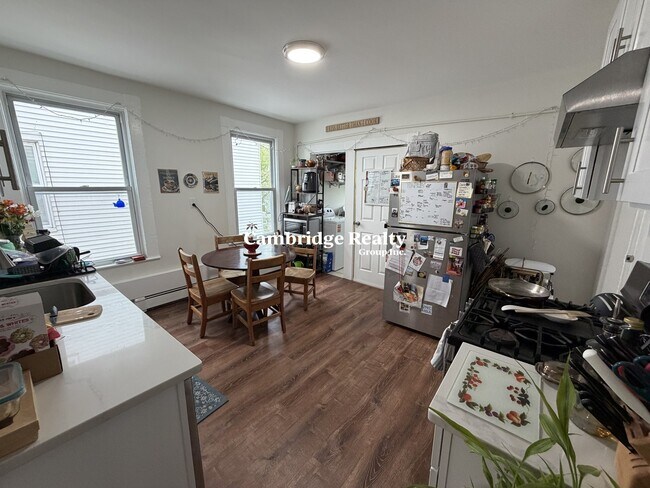 18 Linden St, Unit 2B in Somerville, MA - Building Photo - Building Photo