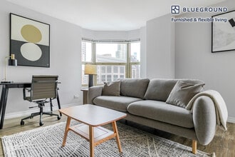 8 W Chestnut St in Chicago, IL - Building Photo - Building Photo