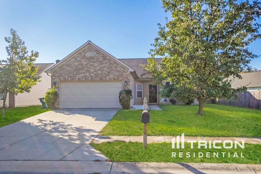 9897 Lakefield Ln in Avon, IN - Building Photo