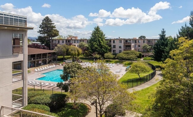 6 Commodore Dr, Unit 4 in Emeryville, CA - Foto de edificio - Building Photo