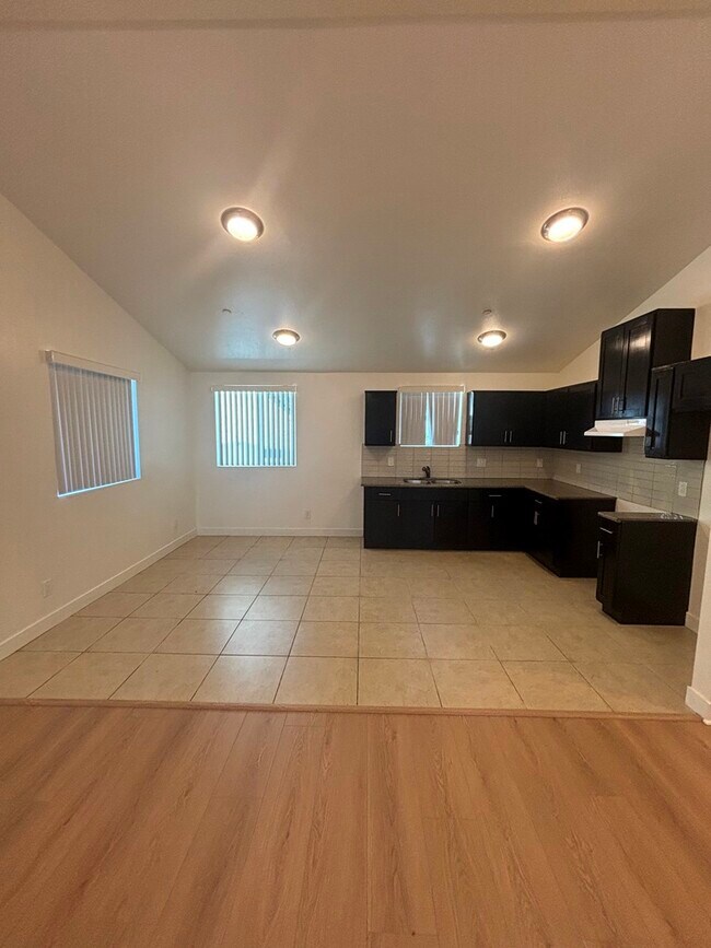 619 W 83rd St in Los Angeles, CA - Foto de edificio - Building Photo