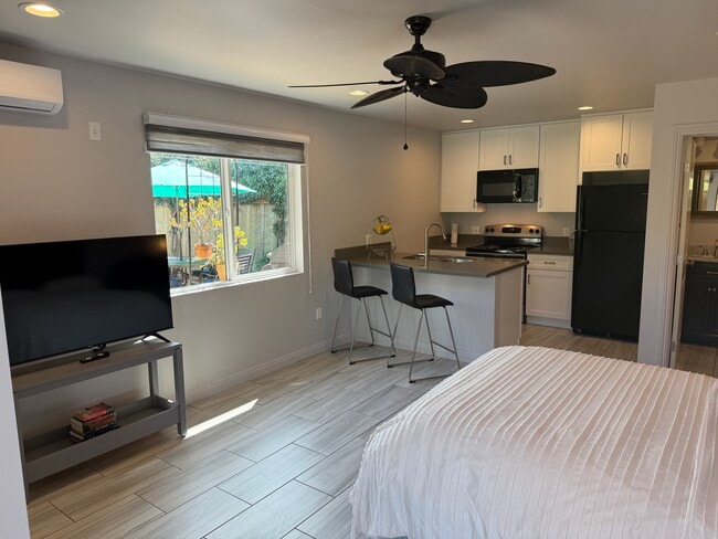 2229 S Burnside Ave, Unit 1 in Los Angeles, CA - Building Photo - Building Photo