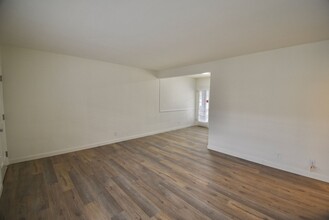 12807 Burbank Blvd, Unit 12813-5 in Los Angeles, CA - Building Photo - Building Photo