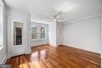 5930 Ridge Ave in Philadelphia, PA - Foto de edificio - Building Photo