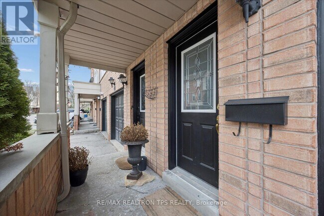 50 Spraggins Ln in Ajax, ON - Building Photo - Building Photo