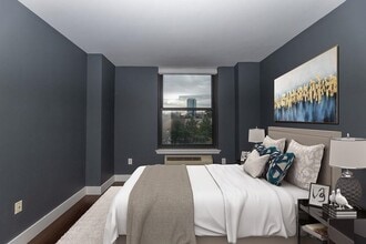 102 Christopher Columbus Dr in Jersey City, NJ - Building Photo - Building Photo