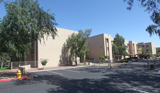 Hacienda Del Rio Apartments in Phoenix, AZ - Building Photo - Building Photo