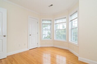 123 Russell St in Waltham, MA - Building Photo - Building Photo