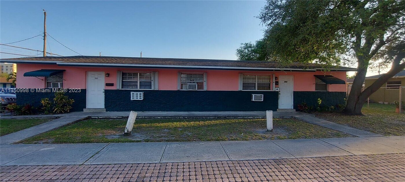 505 NW 3rd St-Unit -1-2 in Dania Beach, FL - Building Photo