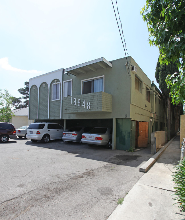 13948 Vanowen St in Van Nuys, CA - Foto de edificio - Building Photo