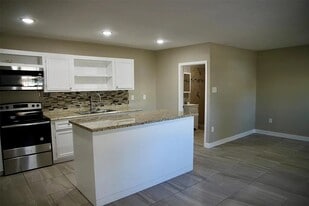 1808 Marlock Ln in Pasadena, TX - Building Photo