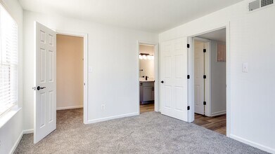 Latitudes Apartments in Virginia Beach, VA - Foto de edificio - Building Photo