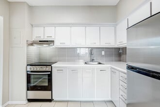 La Maison du Sommet in Dollard-des-Ormeaux, QC - Building Photo - Building Photo