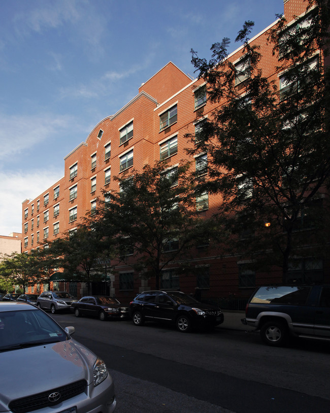 Alma Rangel Gardens in New York, NY - Foto de edificio - Building Photo