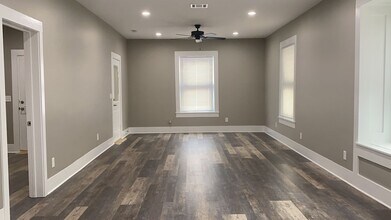 302 W Baylor St in Weatherford, TX - Building Photo - Building Photo