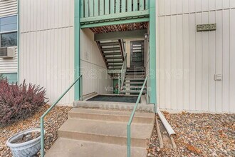 2120 S Vaughn Way in Aurora, CO - Building Photo - Building Photo