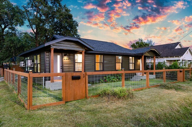 2120-2122 Chew St in Houston, TX - Building Photo - Building Photo