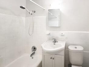 1675 Eglinton Avenue West in Toronto, ON - Building Photo - Building Photo