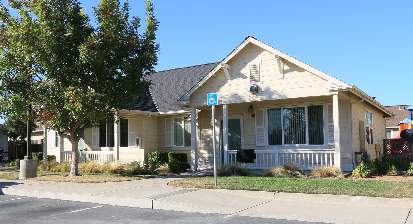 Grizzly Hollow in Galt, CA - Building Photo