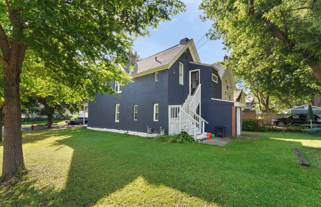 1039 Victoria St N in St. Paul, MN - Building Photo - Building Photo