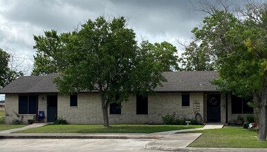 1200 Meadow Park Ln in Lockhart, TX - Building Photo - Building Photo