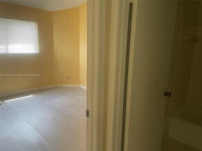 3401 NW 44th St, Unit 201 in Lauderdale Lakes, FL - Building Photo - Building Photo