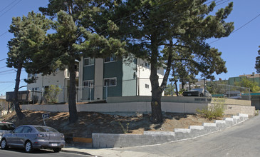 347 Vaqueros Ave in Rodeo, CA - Foto de edificio - Building Photo