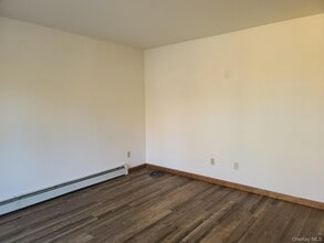 1022 Violet Ave in Hyde Park, NY - Building Photo - Building Photo