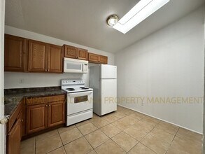 423 E Thoroughbred St in Tucson, AZ - Building Photo - Building Photo