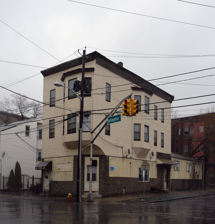 62 Lafayette St in Paterson, NJ - Foto de edificio