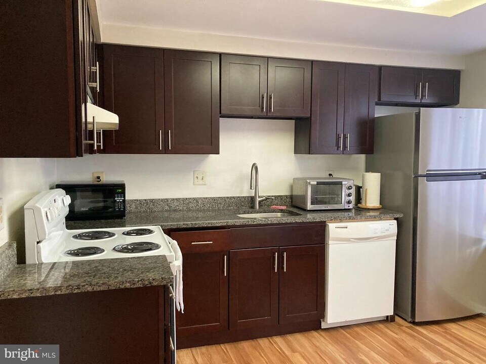 18451 Stone Hollow Dr in Germantown, MD - Building Photo