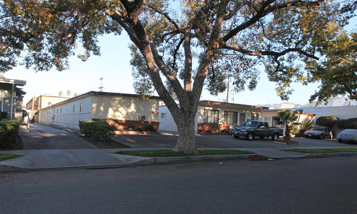 911 W Angeleno Ave in Burbank, CA - Building Photo