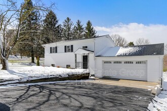 2087 Broad Ln in Falling Waters, WV - Foto de edificio - Building Photo