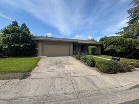 5365 Arnica Way in Santa Rosa, CA - Building Photo