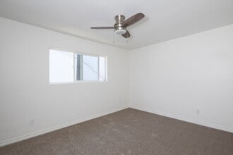 947 Oak Ave in Carlsbad, CA - Building Photo - Building Photo