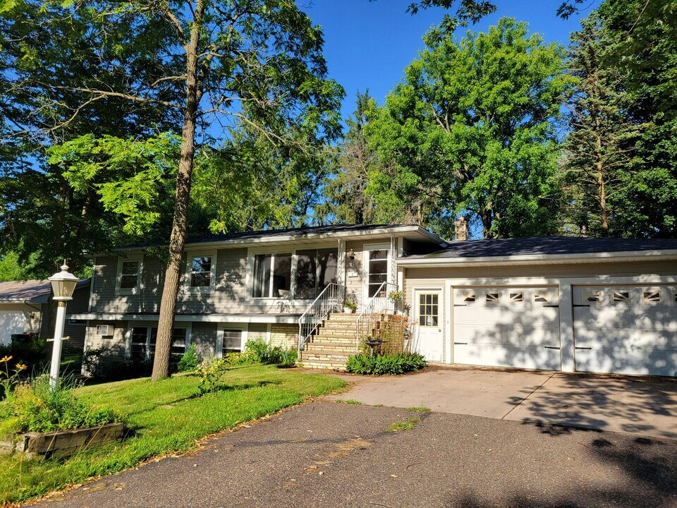 115 N 9th St in River Falls, WI - Building Photo