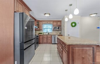 45 21 Iris Ln in Great Neck, NY - Building Photo - Building Photo