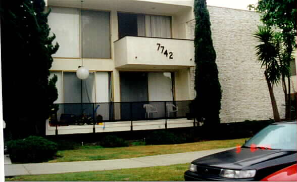 7742 Paseo Del Rey in Playa Del Rey, CA - Building Photo