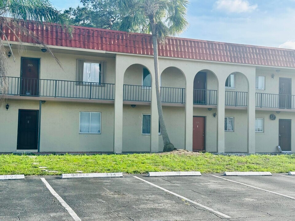 6054 Forest Hill Blvd in West Palm Beach, FL - Building Photo