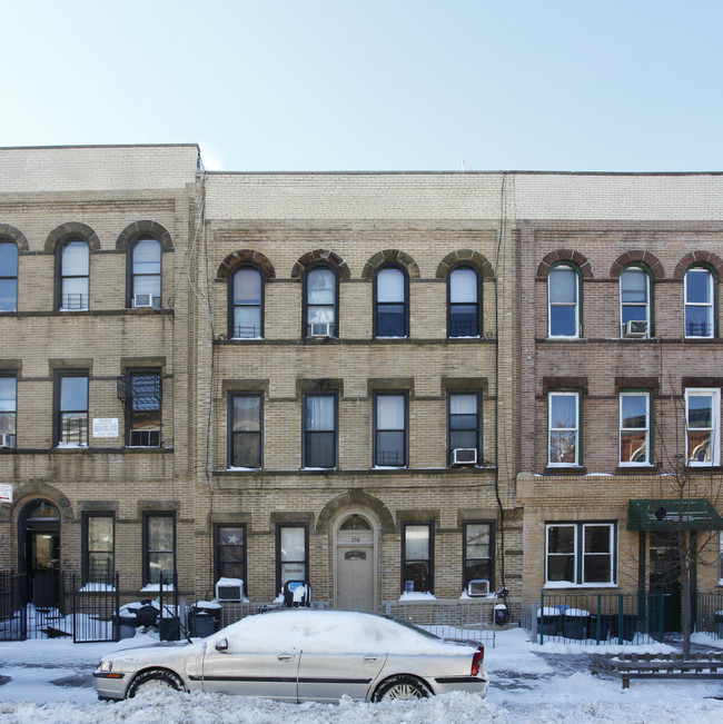 258 Irving Ave in Brooklyn, NY - Foto de edificio - Building Photo