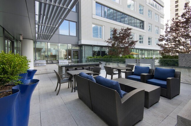 85 Pier 4 Blvd in Boston, MA - Foto de edificio - Building Photo
