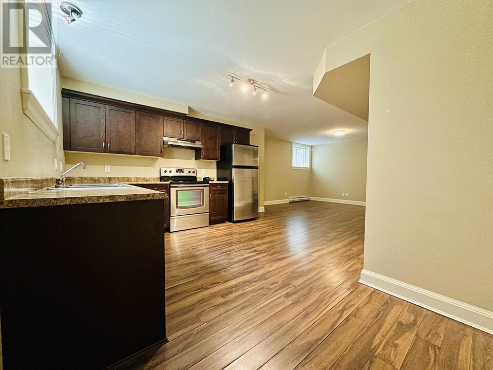 2895 Edgemont Blvd in North Vancouver, BC - Building Photo