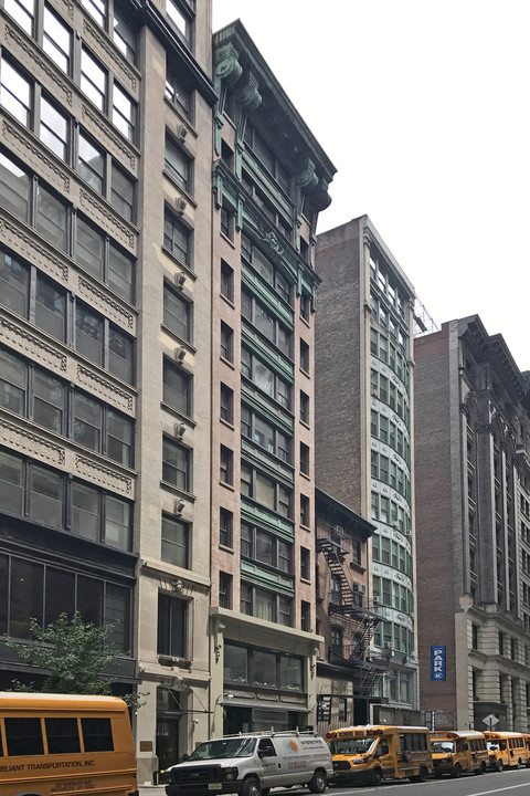 15 W 17th St in New York, NY - Building Photo