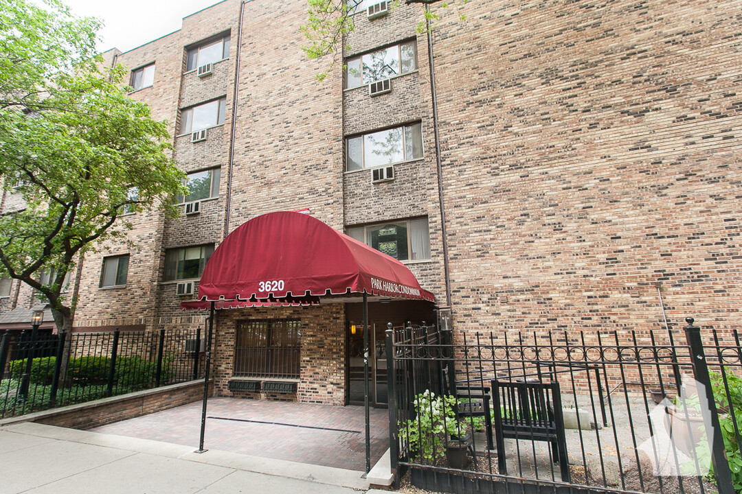 3620 N Pine Grove Ave, Unit 302 in Chicago, IL - Building Photo