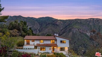 2382 Live Oak Meadows Rd in Malibu, CA - Building Photo