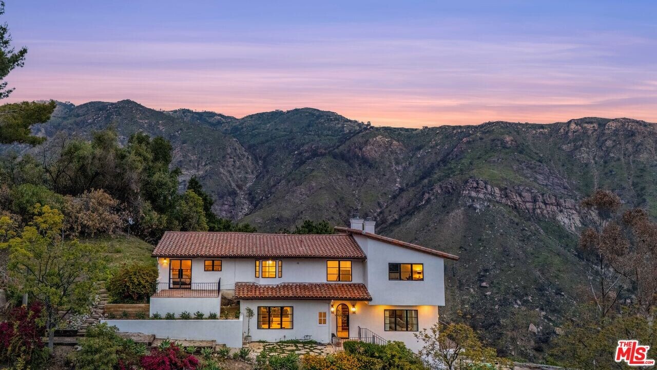 2382 Live Oak Meadows Rd in Malibu, CA - Building Photo
