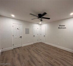 4605 Bayshore Dr in Naples, FL - Building Photo - Building Photo