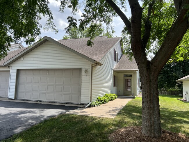 2807 Lakeshore Dr, Unit 2805 LakeshoreDr.#11 in La crosse, WI - Foto de edificio - Building Photo