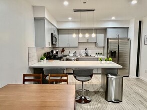 1616 W 208th St, Unit E in Torrance, CA - Foto de edificio - Building Photo