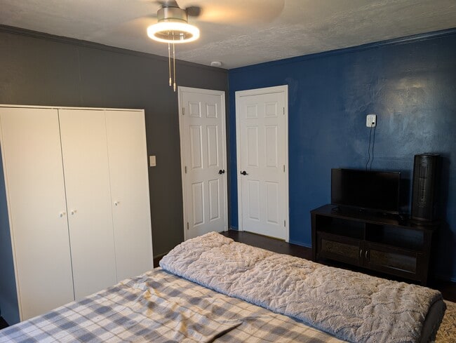 702 S Pine St, Unit Bedroom 1 in Anaheim, CA - Foto de edificio - Building Photo